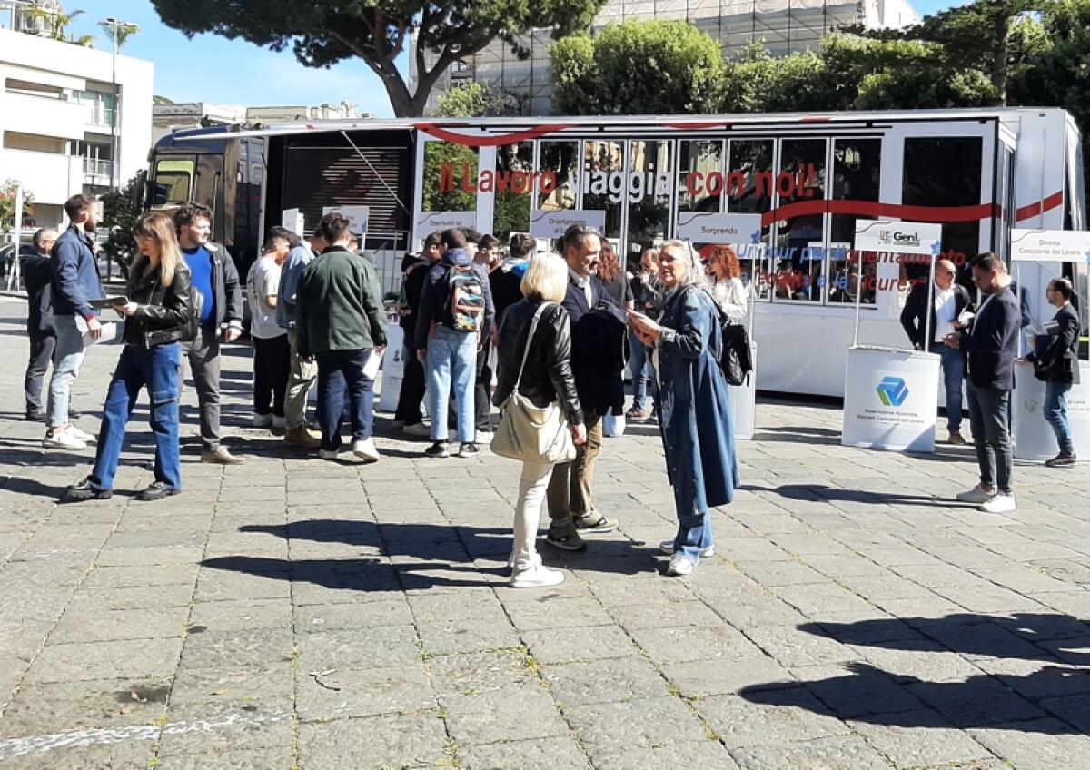 "Il lavoro viaggia con noi": centinaia di giovani al truck organizzato dalla Fondazione nazionale consulenti per il lavoro - 