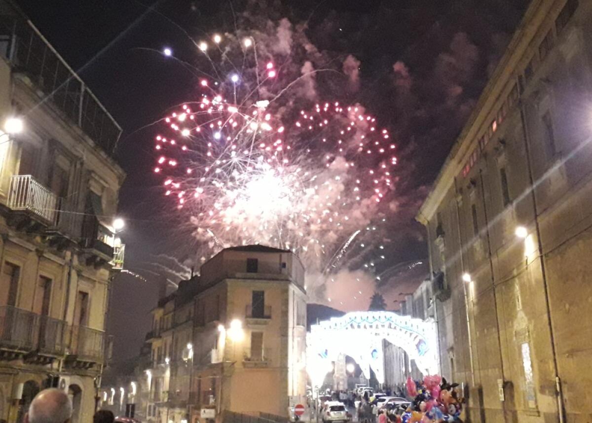 Caltagirone: i fuochi pirotecnici del 23 luglio visibili solo dall'esterno della Villa comunale - 