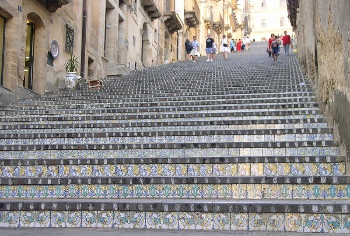 Caltagirone: gli esami degli studenti di Architettura dell’Università di Catania sul restauro e la riqualificazione della Scala di Santa Maria del Monte - 