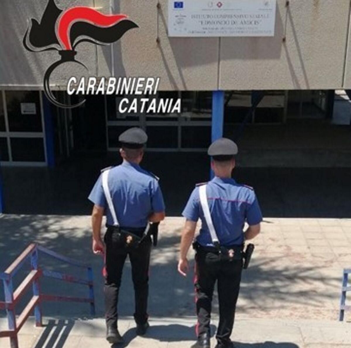 Mirabella Imbaccari: 59enne minaccia di dar fuoco al Comune, ma nel bidone c'era solo acqua - 