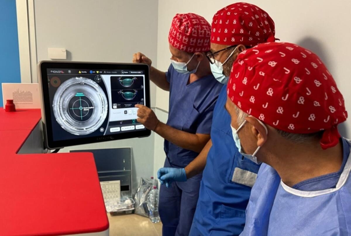 Caltagirone: all’UOC di Oculistica dell’Ospedale “Gravina”, introdotti il Laser a femtosecondi e il Sistema 3D con angiografia intraoperatoria - 