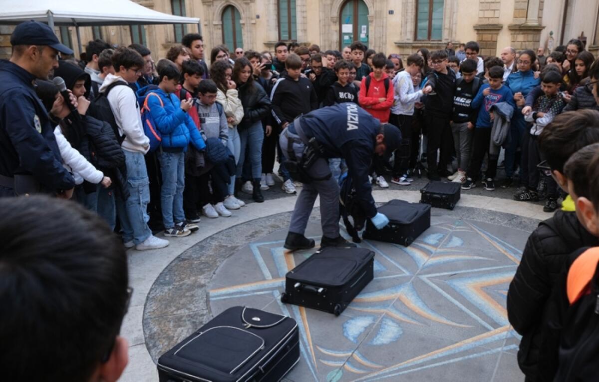 Caltagirone: "Polizia tra la gente", con tanti studenti di terza media e delle prime classi delle scuole superiori - 