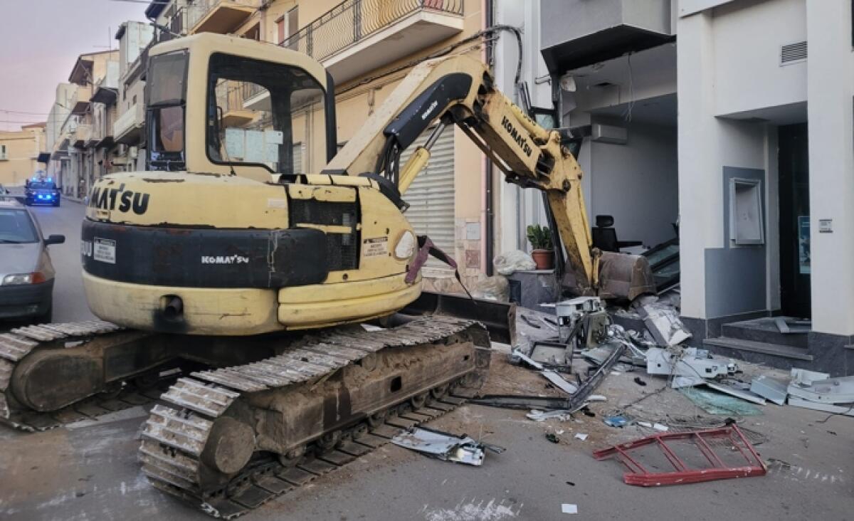 San Cono: esportato con un escavatore il bancomat della BCC dei Castelli e degli Iblei - 