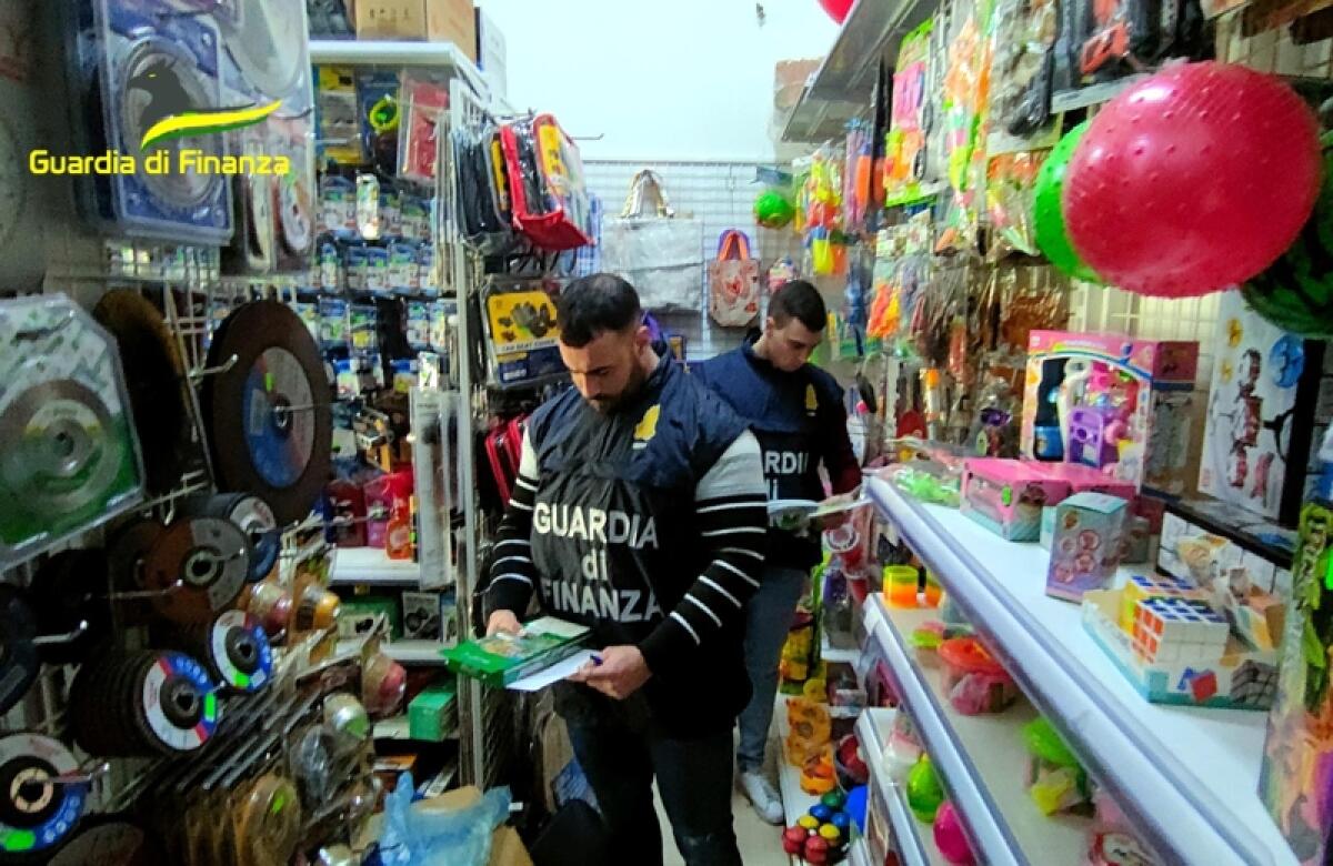 Caltagirone: la Guardia di Finanza sequestra 4.100 articoli elettronici attinenti le festività natalizie - 