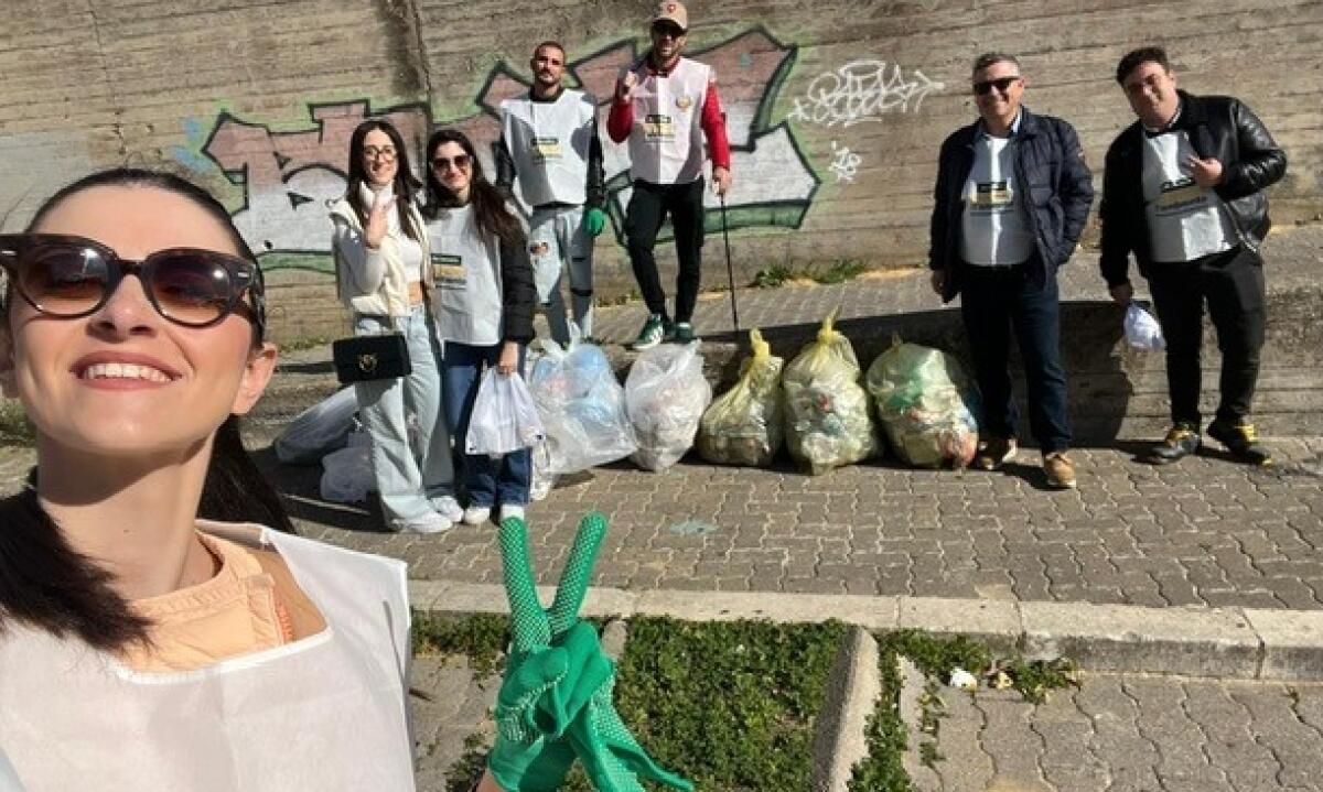 Caltagirone: le giornate “Insieme a te per l’ambiente”, raccolti più di 40 kg da 13 volontari presso la zona “Le Pietre” e le aree adiacenti a Viale Europa e Via Giacalone - 