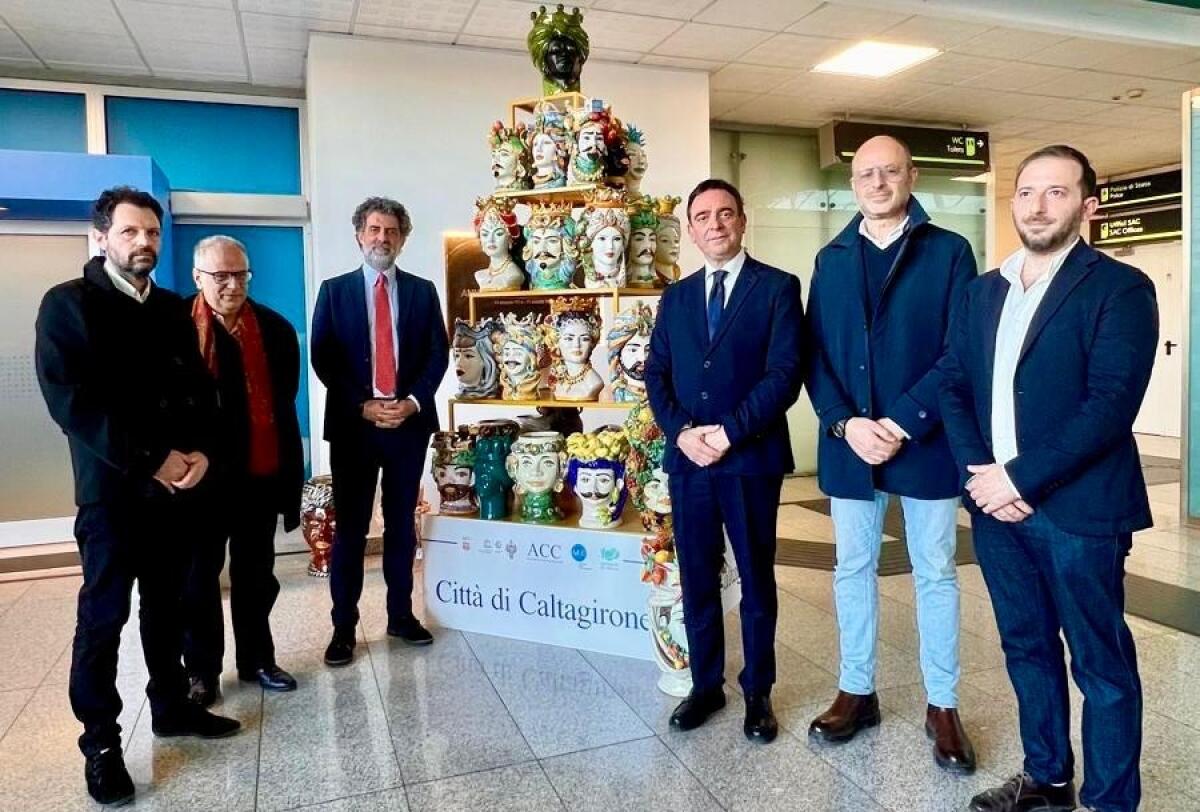 Catania: all'’Aeroporto di Catania Fontanarossa, l'installazione “Caltagirone in testa, I vasi antropomorfi della tradizione caltagironese” - 