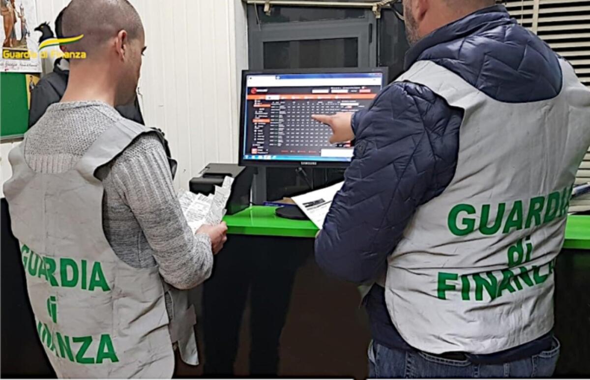 Comando Provinciale della Guardia di Finanza di Catania: sequestrate diverse apparecchiature destinate al gioco d'azzardo non autorizzato. - 