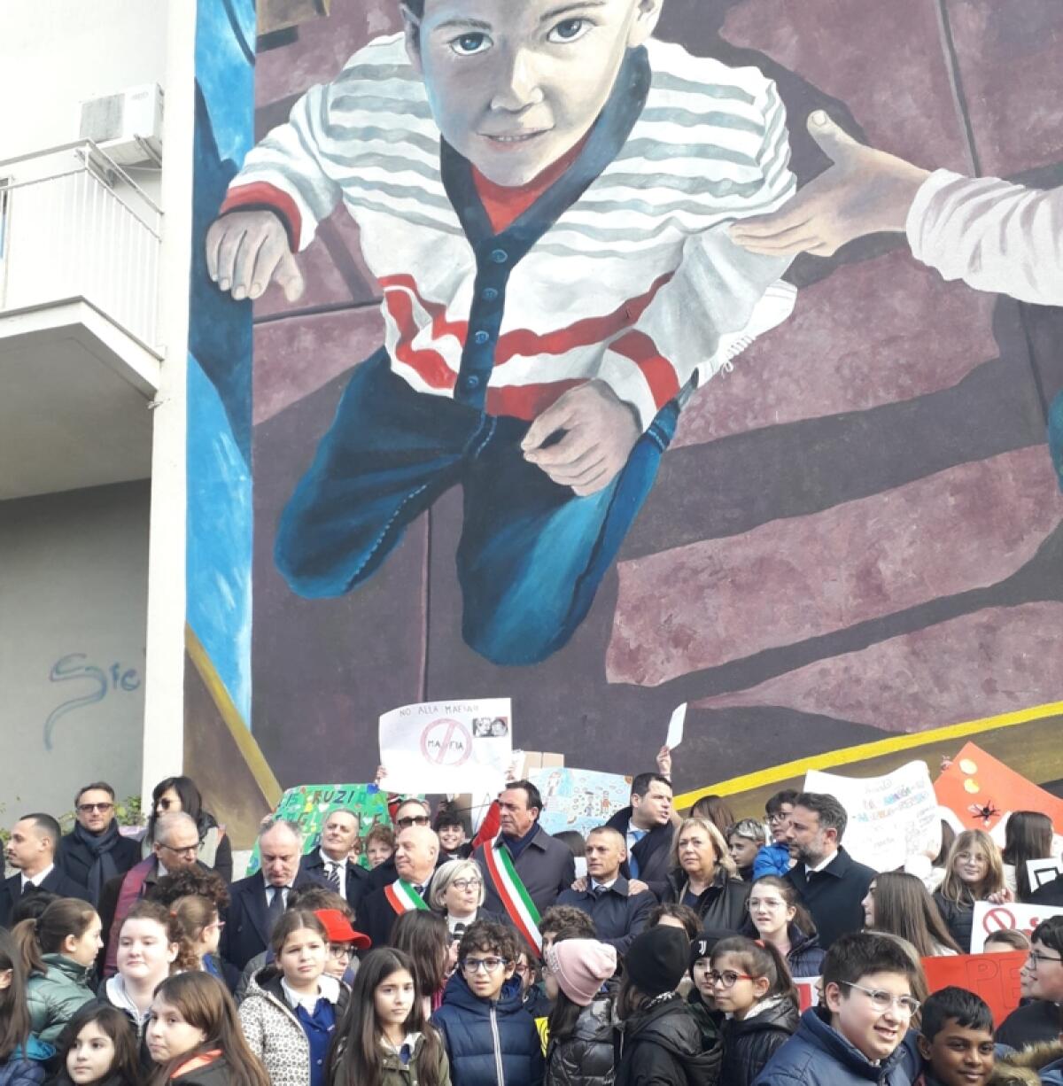 Caltagirone: inaugurata “Nessuna Colpa”, l'opera murale dell’artista Ligama, realizzata su iniziativa della Fondazione Federico II e dedicata alla memoria del piccolo Giuseppe Aiello - 