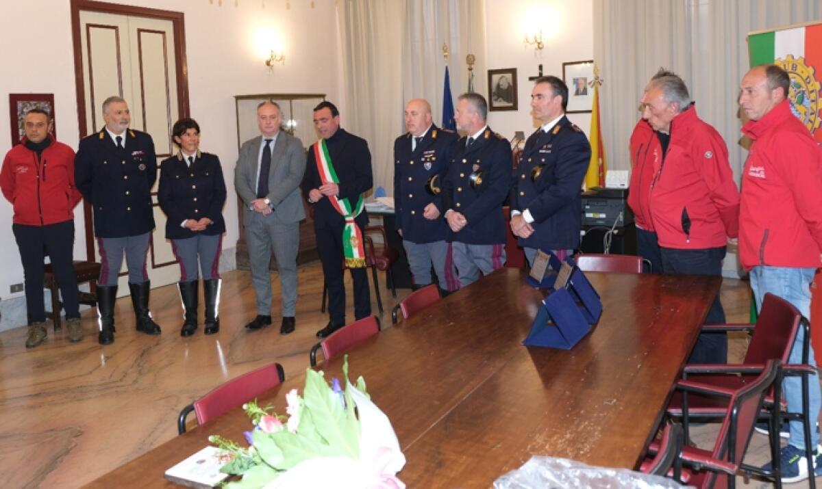 Caltagirone: consegnati attestati di benemerenza a quattro agenti della Polstrada di Caltagirone che salvarono la vita a una donna - 