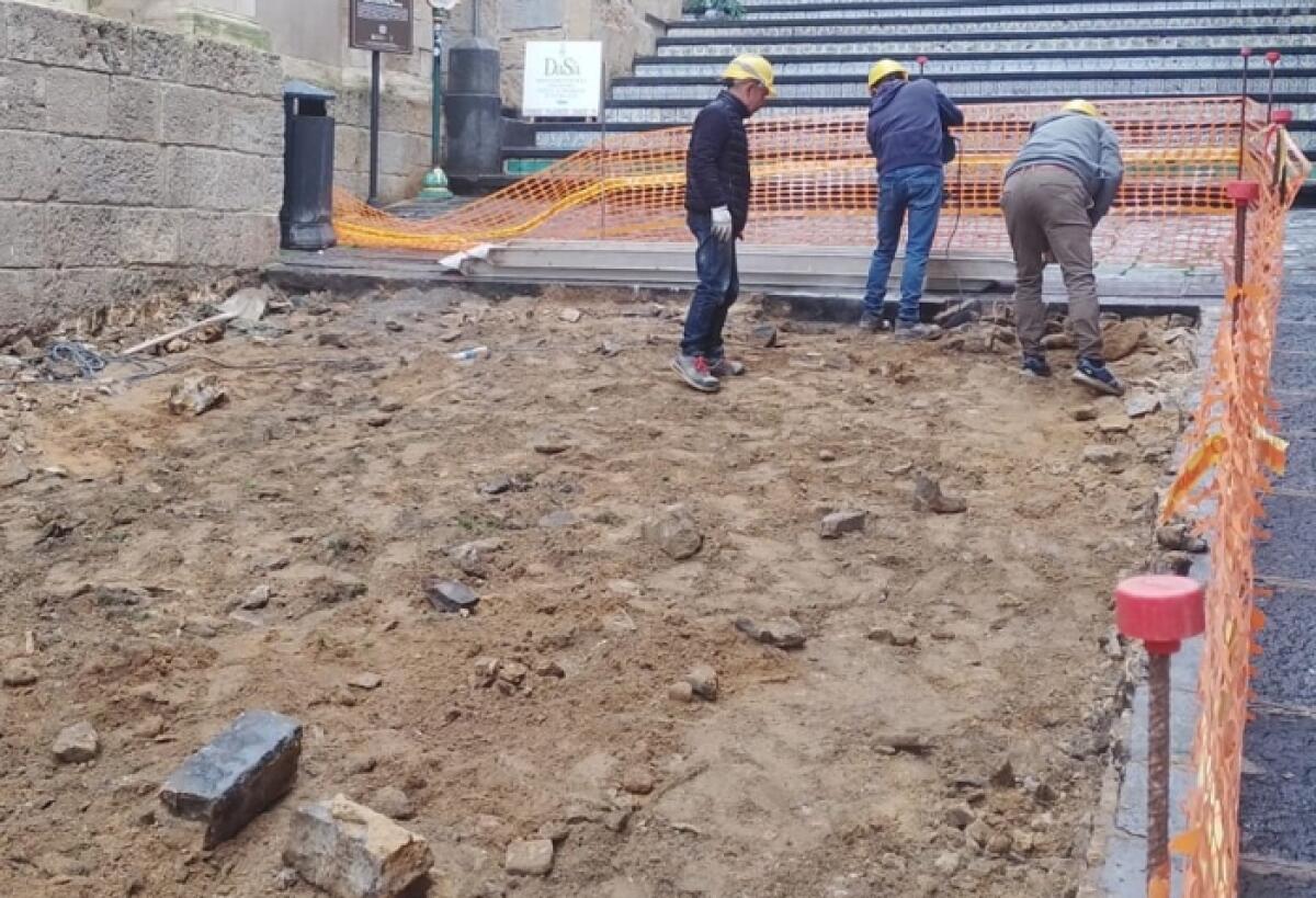 Caltagirone: iniziati i lavori per il basolato lavico dello spazio antistante la Scala di Santa Maria del Monte - 