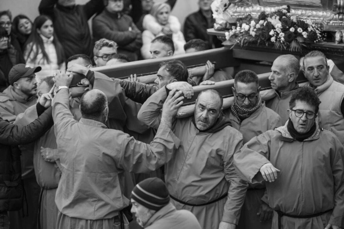Caltagirone: "Per Santa Devozione", la mostra fotografica di Andrea Annaloro sulla Settimana Santa - 