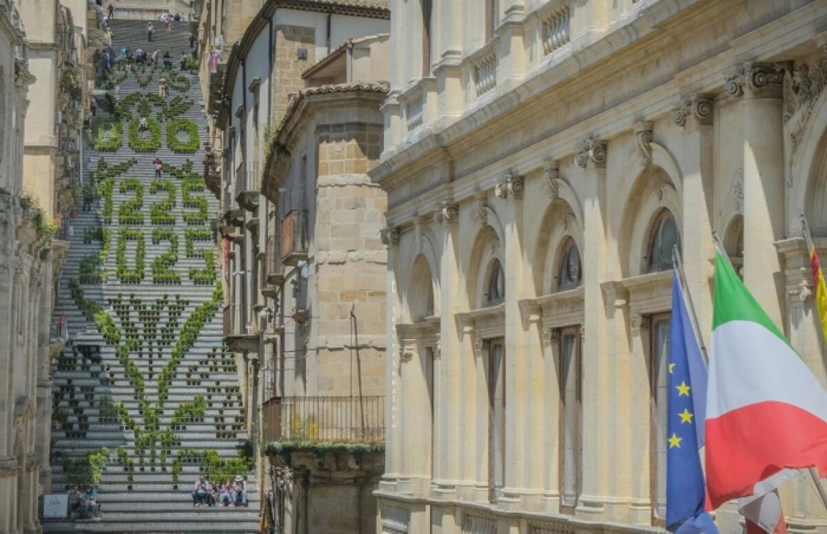 Caltagirone: allestita dal servizio Verde pubblico comunale, la "Scala Infiorata", fino al 1° Giugno - 