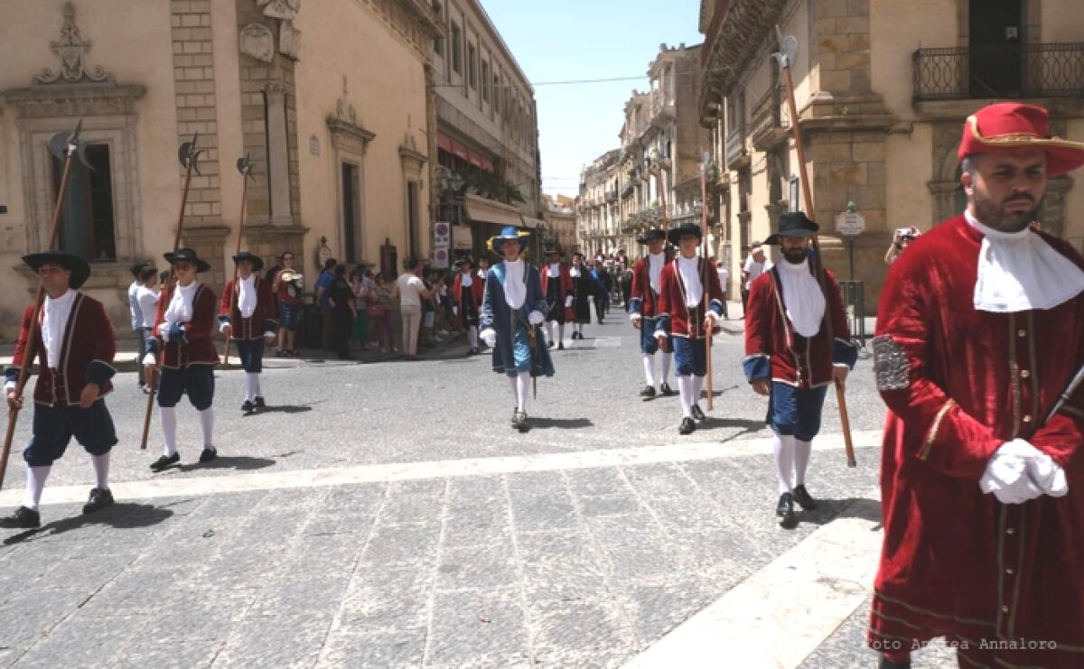 Caltagirone in festa: 800 anni della patrona della città Maria Santissima di Conadomini con Solenne Corteo Storico - 