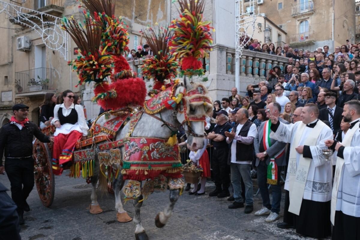 Caltagirone: sabato 24 maggio , il tradizionale corteo della “Rusedda”  con carretti siciliani e tamburinari - 