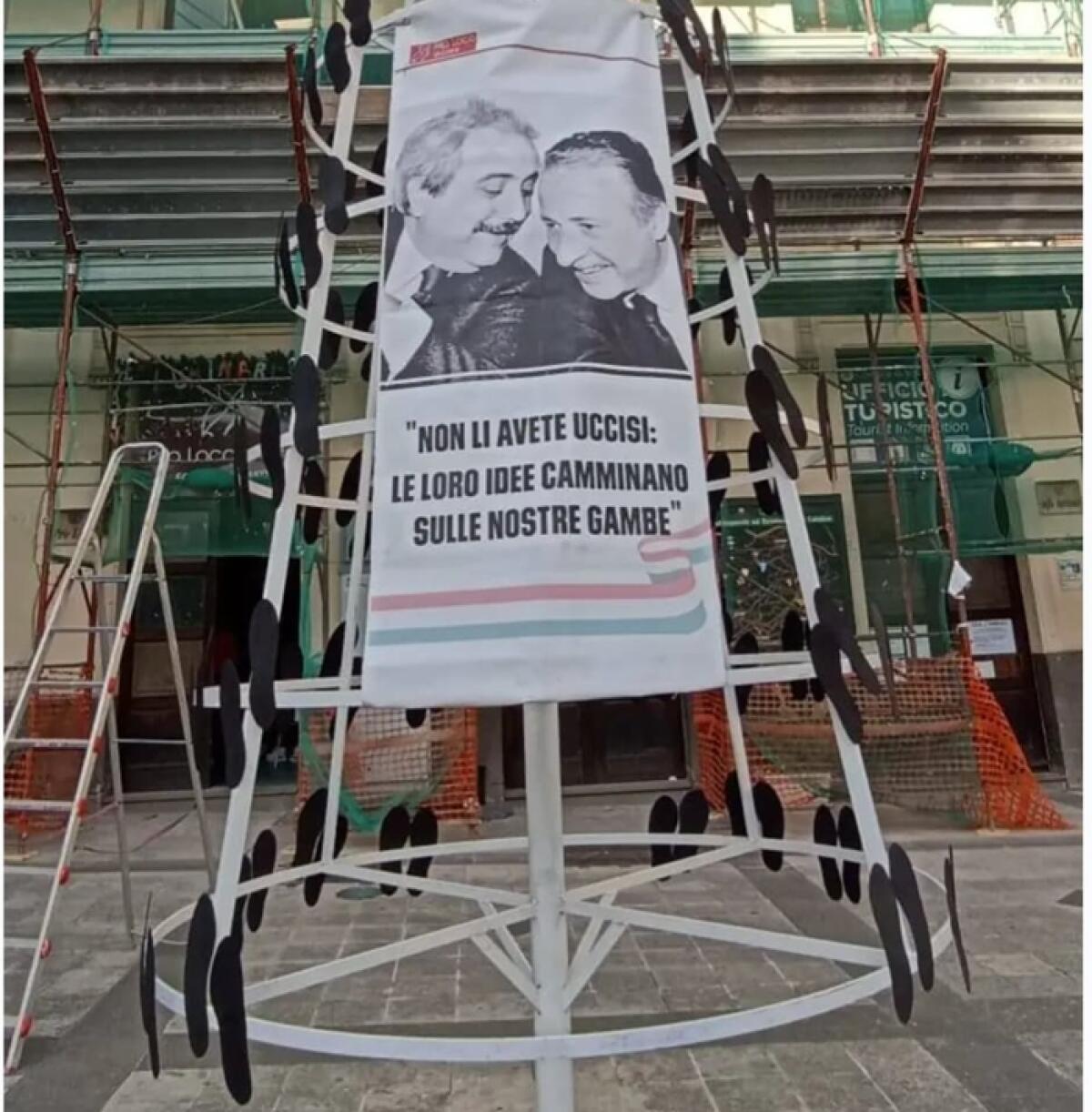 Vizzini: 23 maggio, giornata nazionale della legalità, i ragazzi della Pro Loco hanno “addobbato” una struttura in ferro - 