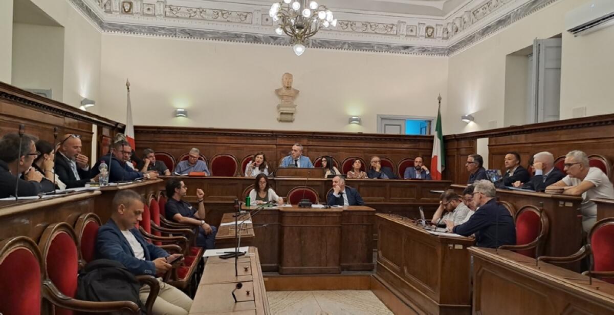 Caltagirone: Consiglio comunale infuocato sulla riscossione coattiva delle entrate tributarie, extratributarie e patrimoniali dell’Ente - 