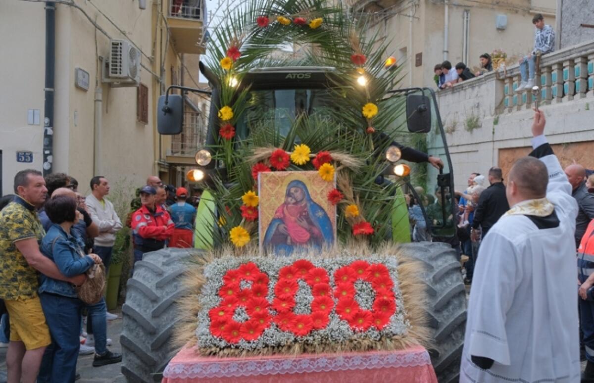Caltagirone: La "Rusedda" incanta la Città, trionfo di tradizione e colori - 
