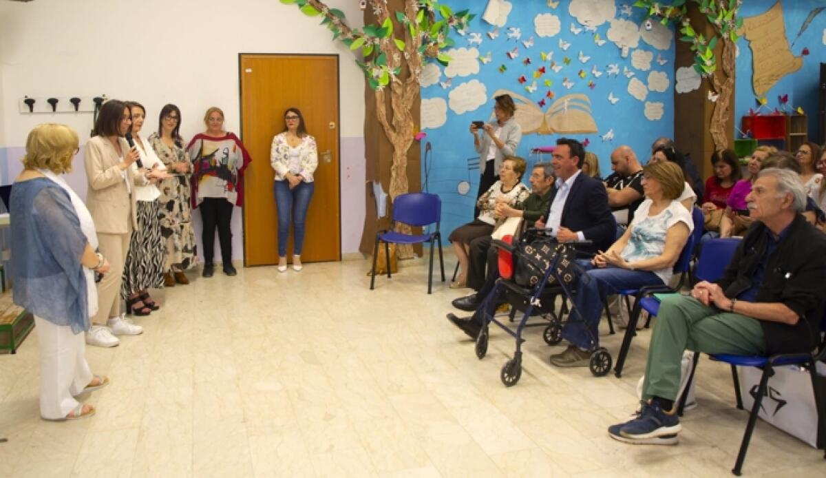 Caltagirone: donazione esemplare, nuove poltroncine per il Teatro Scolastico del plesso "Fisicara" - 