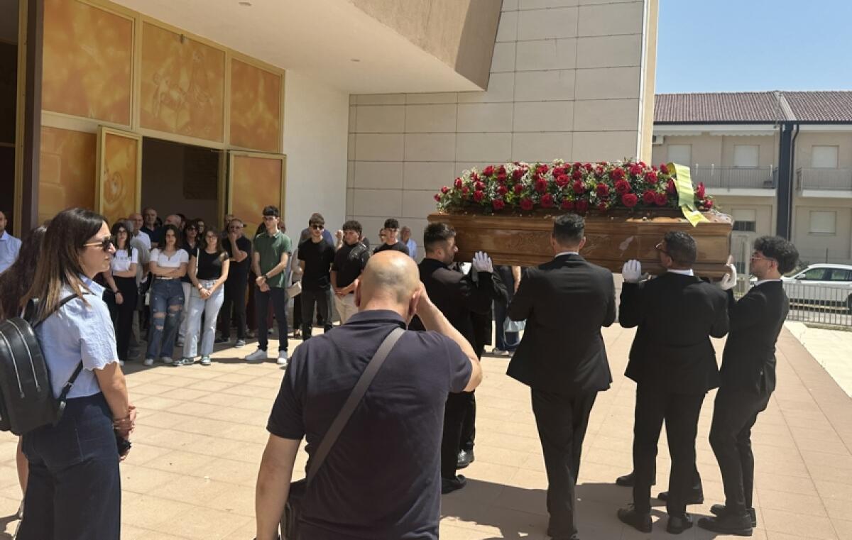 Raddusa: folla commossa ai funerali di Francesco Grassia, storico giornalista e scrittore - 