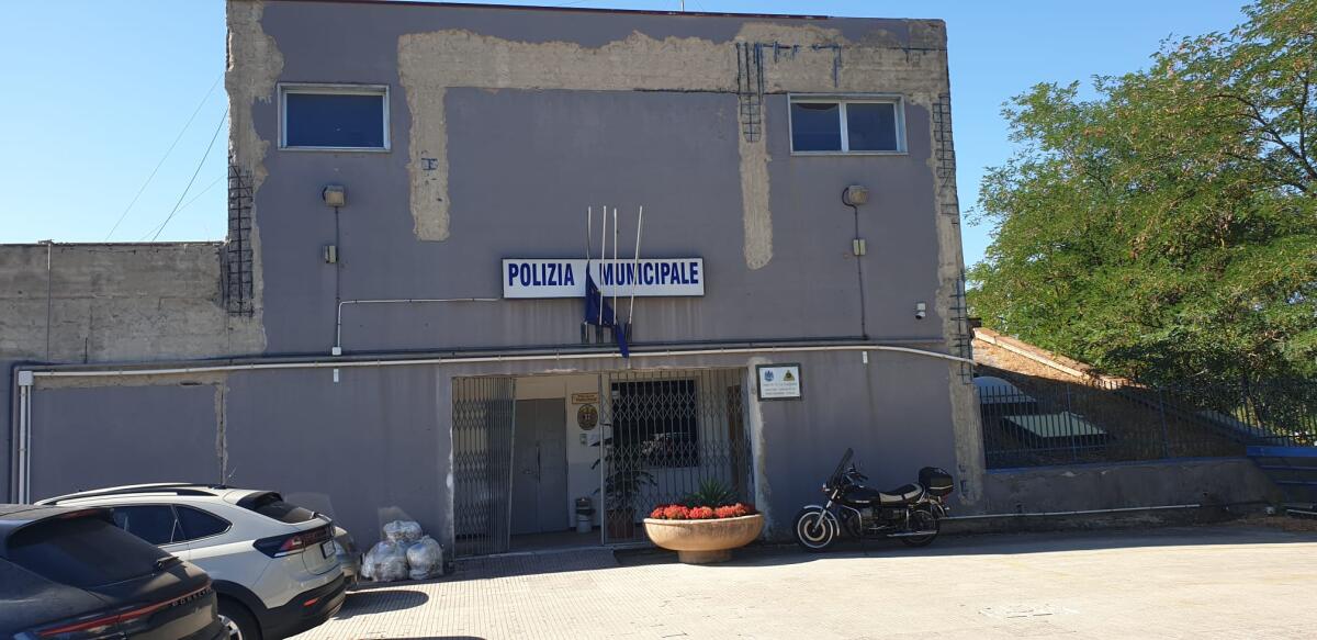 Caltagirone, la sede dei Vigili senza bandiere: «Ne sventola solo una, quella europea» - 