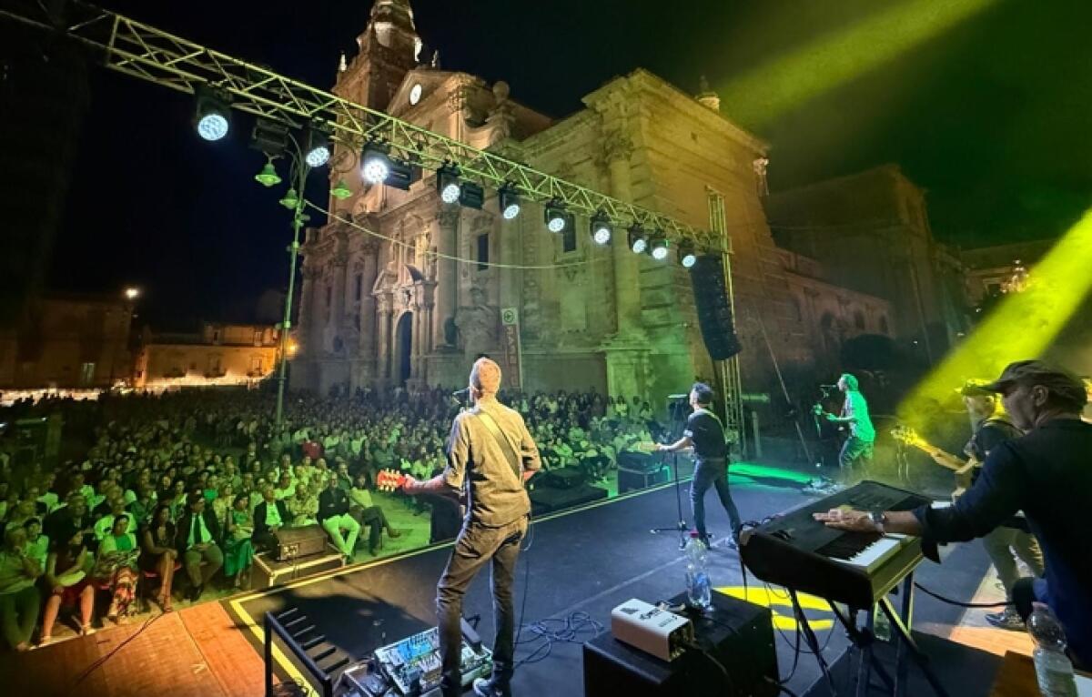Edoardo Bennato chiude con successo la rassegna "Sagrato d'autore" a Ragusa. Il 22 agosto si replica a Taormina - 