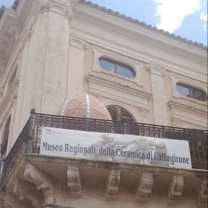 Il Museo Regionale della Ceramica di Caltagirone riapre al pubblico con la mostra “Divo Jacobo” a Palazzo Libertini