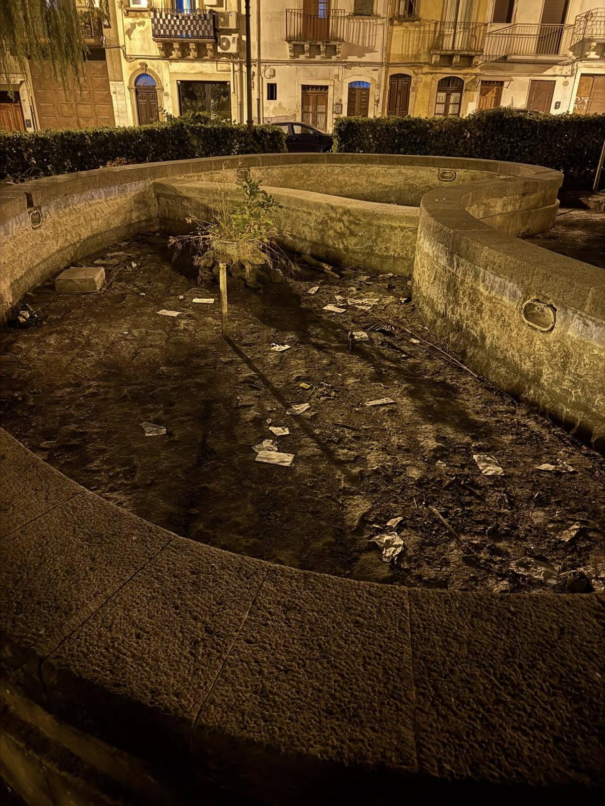 Militello, villa indecorosa e sporca. Il consigliere Cannata: «Solo chiacchiere da parte dell'Amministrazione» - 