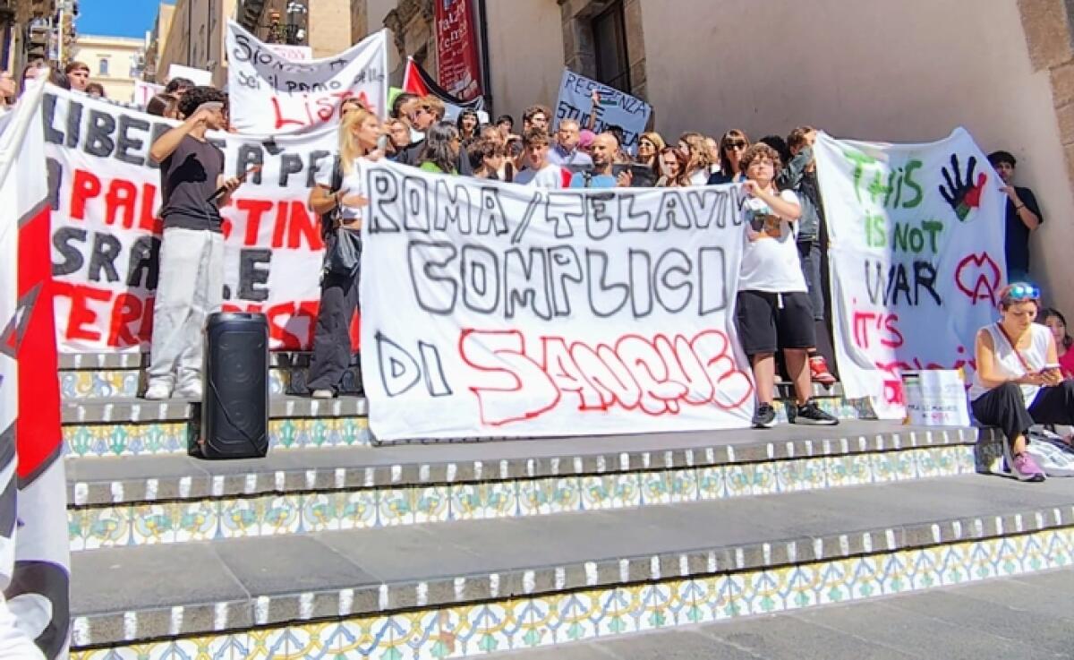 Caltagirone: sciopero indetto dall'USB in solidarietà con il popolo palestinese, docenti e studenti in Piazza Municipio - 