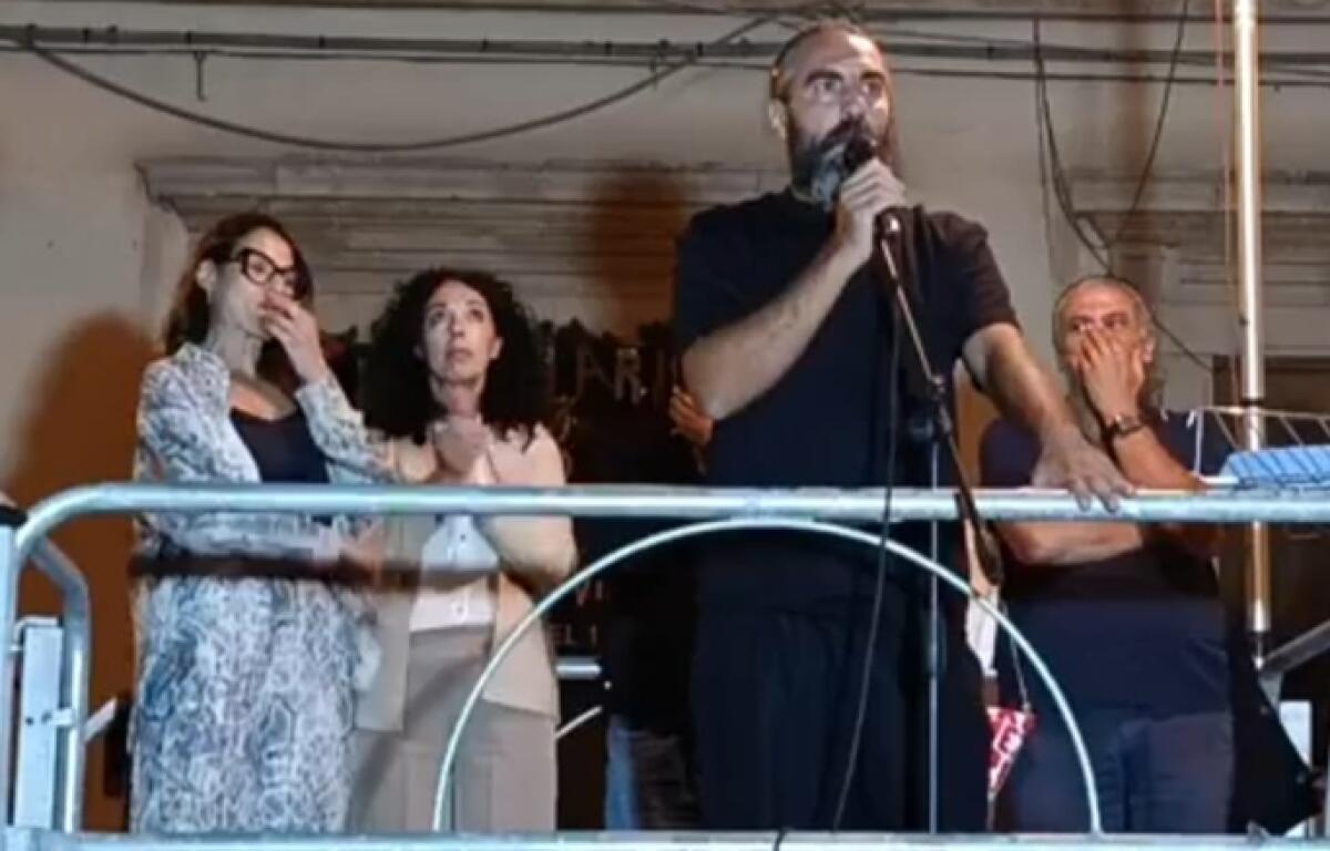 Vizzini: il sindaco Ferraro e la sua squadra di assessori e consiglieri comunali ancora in piazza - 