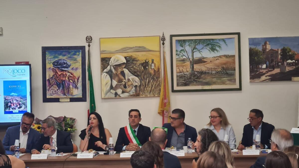 Raddusa, applausi al compianto Francesco Grassia per i suoi 40 anni di giornalismo - 