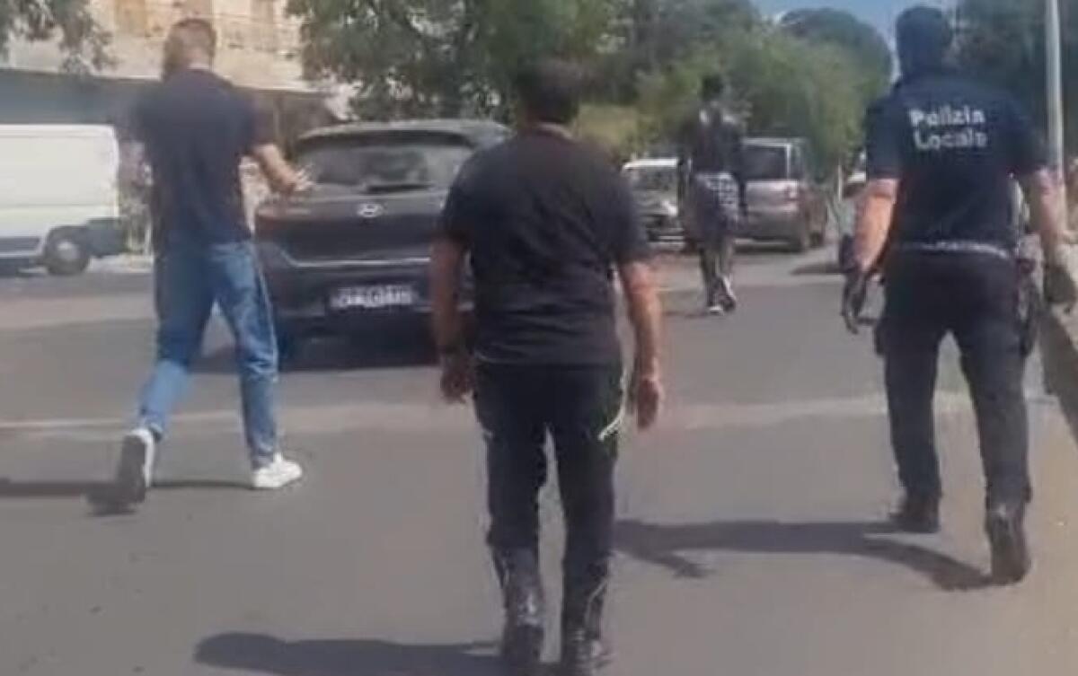 Caltagirone: un 28enne danneggia un autobus, cinque vetture e aggredisce due agenti della Polizia Municipale - 