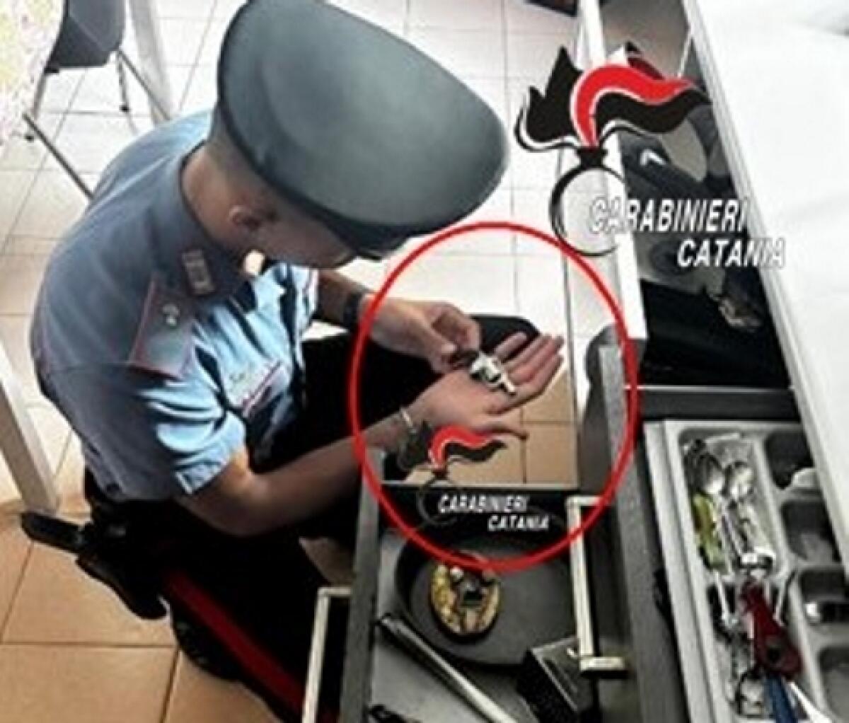 Mineo, pistola clandestina nascosta tra le posate: arrestato un 67enne - 