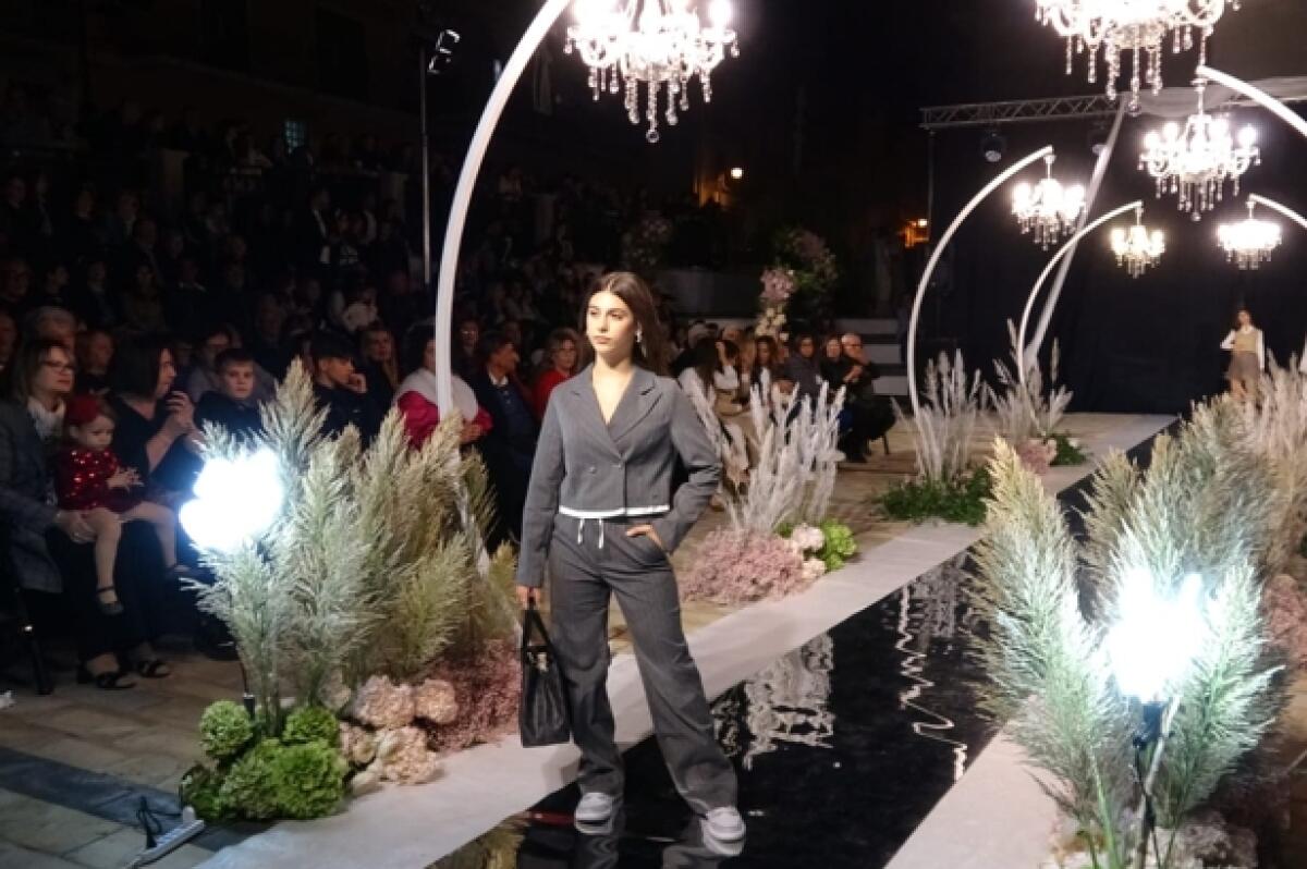 Raddusa celebra l’eleganza con la tradizionale sfilata di fine estate in Piazza Marconi - 