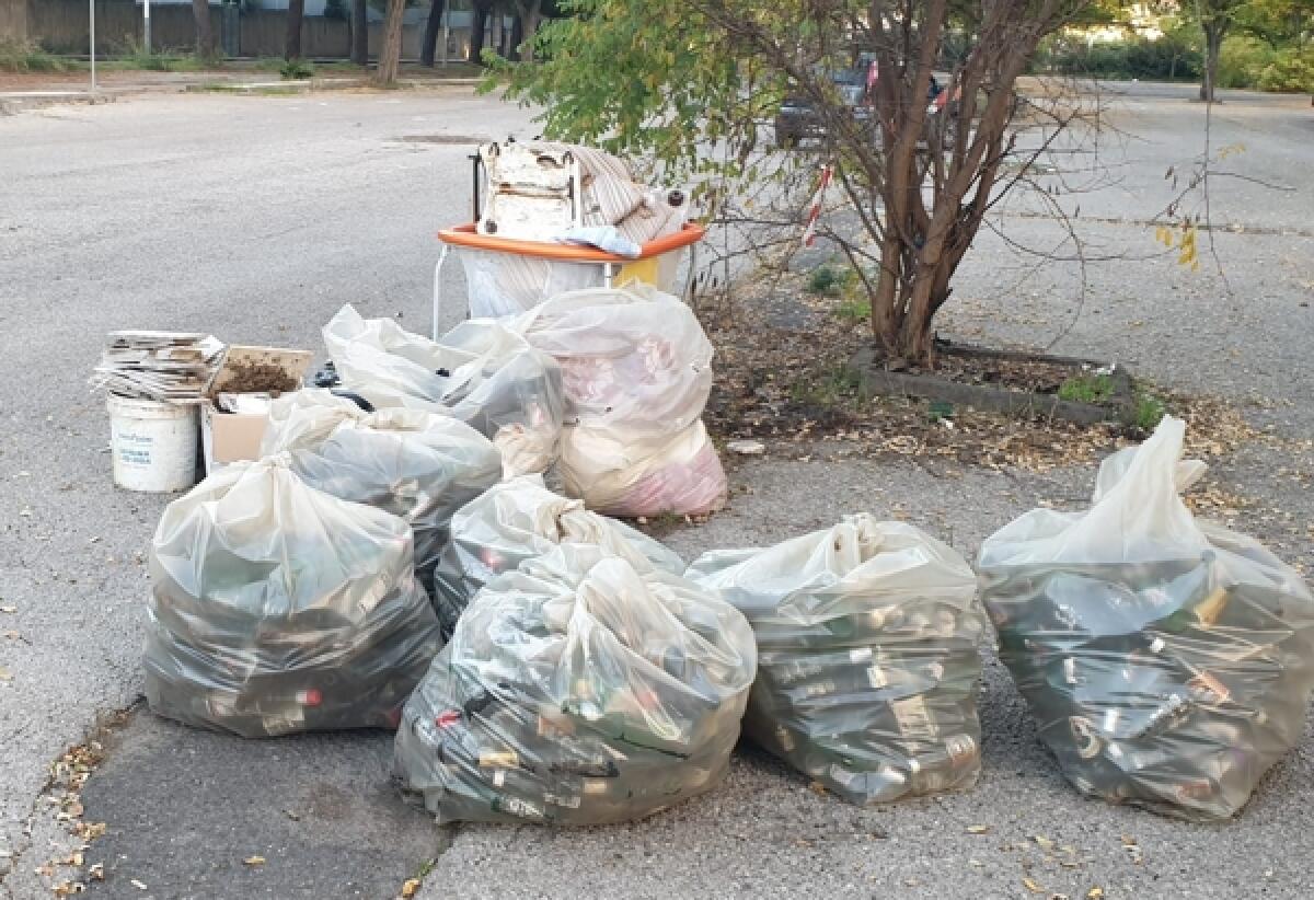 Caltagirone, socialità e impegno non bastano: alcuni sacchi di rifiuti, raccolti sabato dai volontari, restano abbandonati in via "Peppino Alì” - 