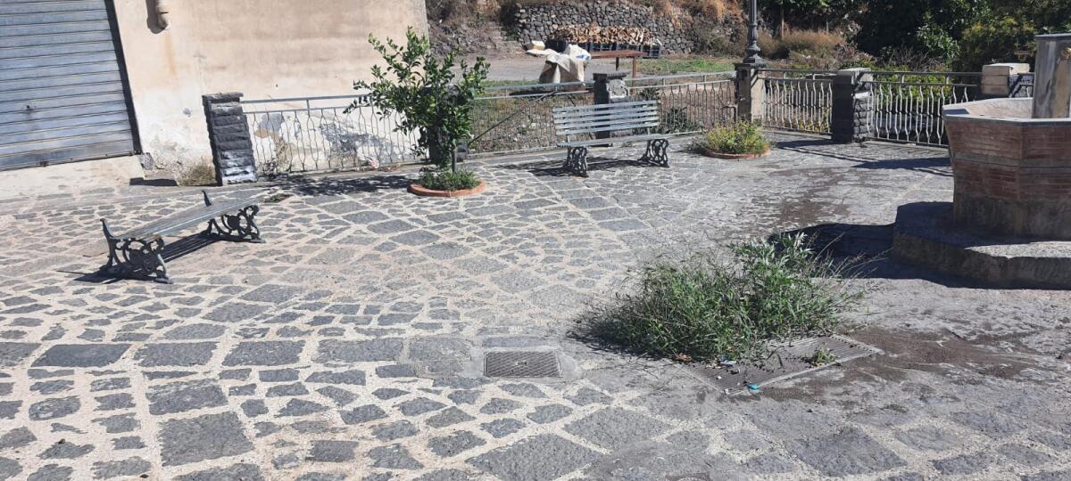 Militello, degrado e incuria nel borgo. Il Club Unesco in una nota: «Comune disattento» - 