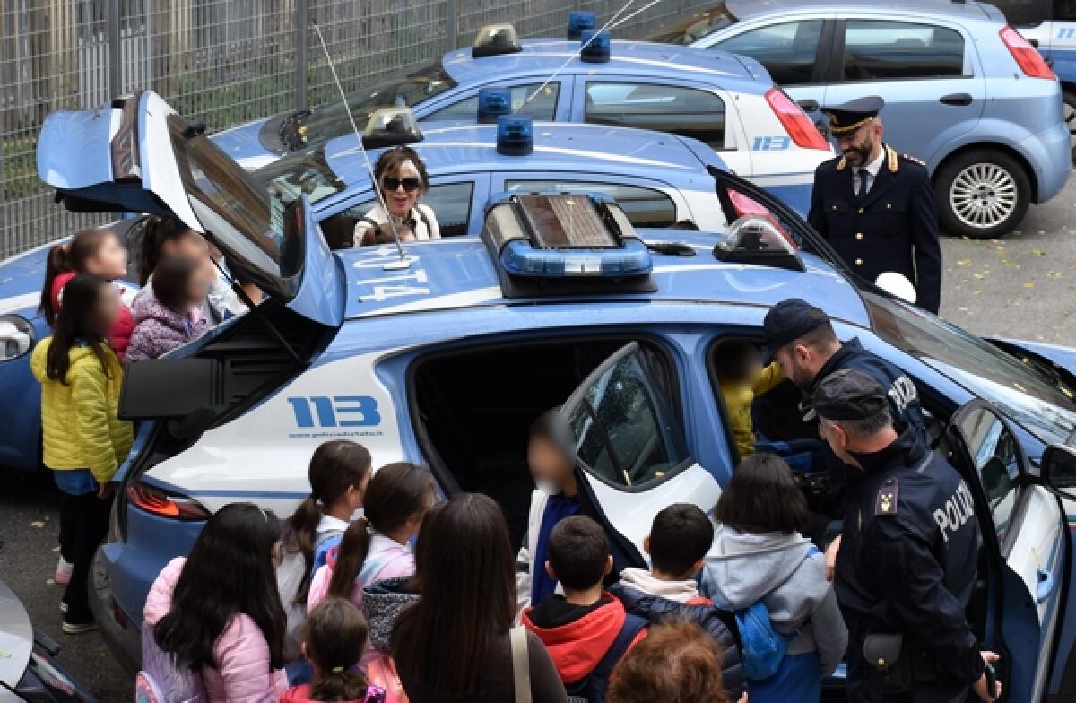 Caltagirone, gli studenti dell’Istituto “Narbone” in visita alla Polizia: una lezione di legalità e cittadinanza attiva - 
