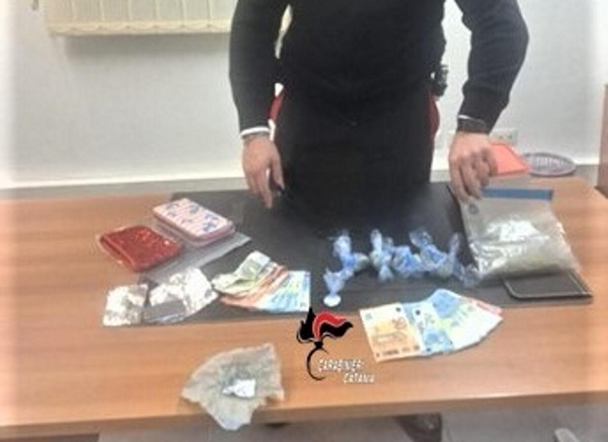 Scordia, arrestato 41enne per spaccio dopo il blitz dei Carabinieri: sequestrate droga e materiale per il confezionamento - 