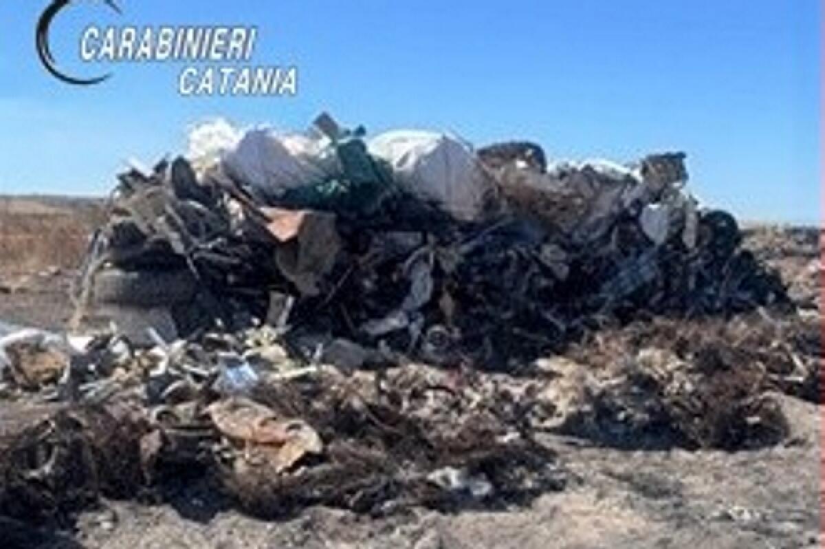 Militello: scoperta dai Carabinieri catasta di rifiuti pronta a bruciare, tre i denunciati - 