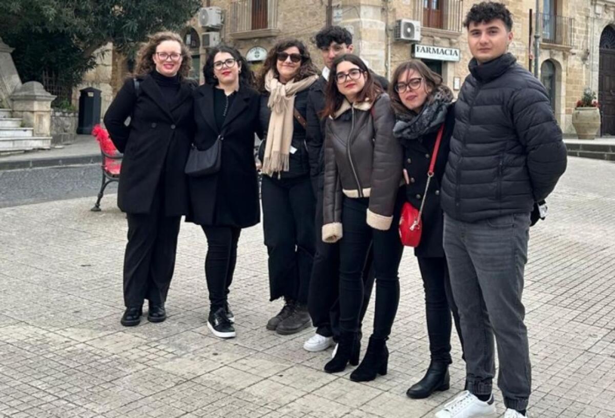 Mineo: la piazza si tinge di rosso in occasione della Giornata internazionale per l’eliminazione della violenza contro le donne - 