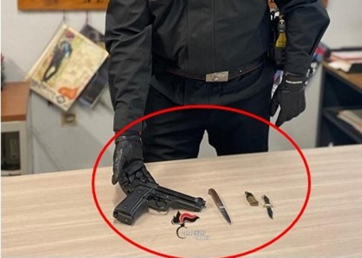 Ramacca, 20enne fermato di notte dai Carabinieri: trovate pistola a salve senza tappo rosso e coltelli - 