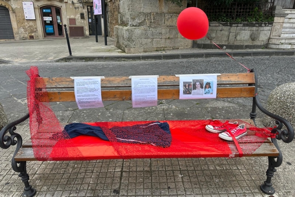 Mineo: la piazza si tinge di rosso in occasione della Giornata internazionale per l’eliminazione della violenza contro le donne