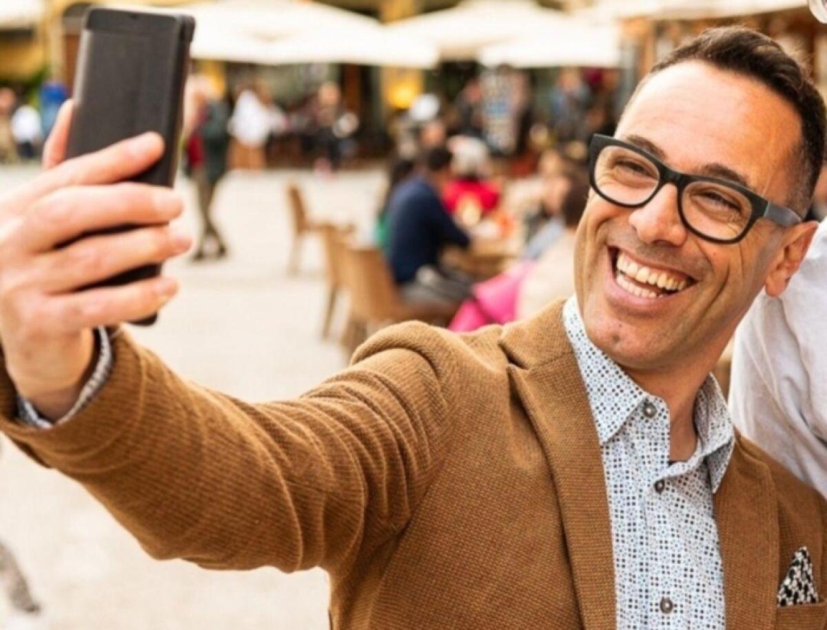 La forza della memoria e un ciao al fratello: Gianni Discolo, l'educatore che ha sconfitto il bullismo e le bestemmie su TikTok - 