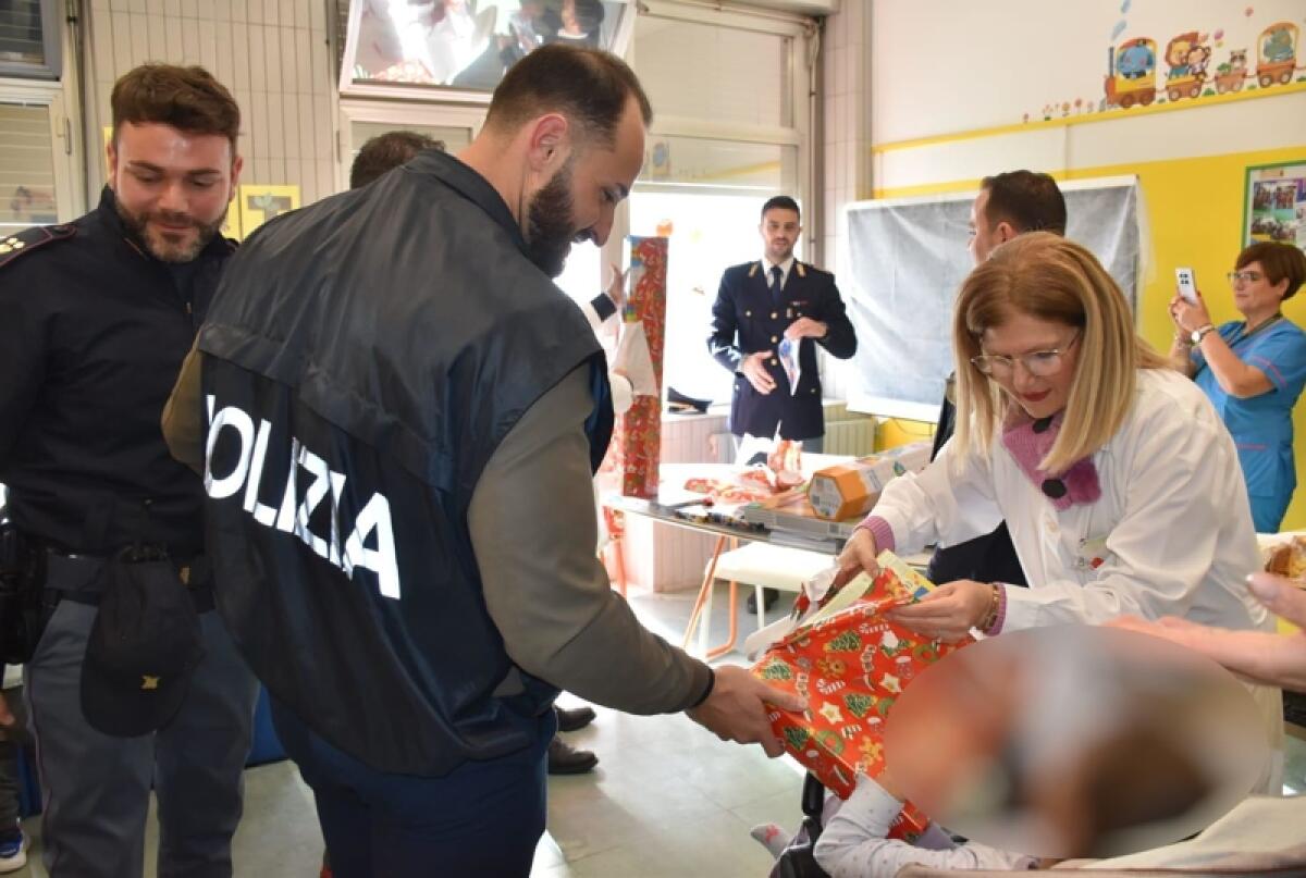 La Polizia di Stato porta sorrisi in Pediatria: visita ai piccoli pazienti dell’Ospedale “Gravina” di Caltagirone - 