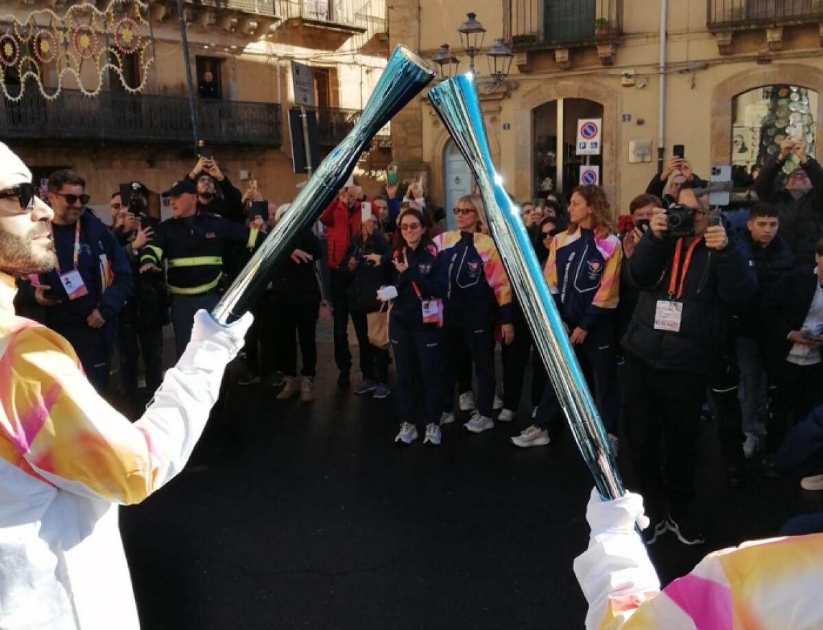 Caltagirone accoglie la Fiamma Olimpica tra folla ed entusiasmo - 