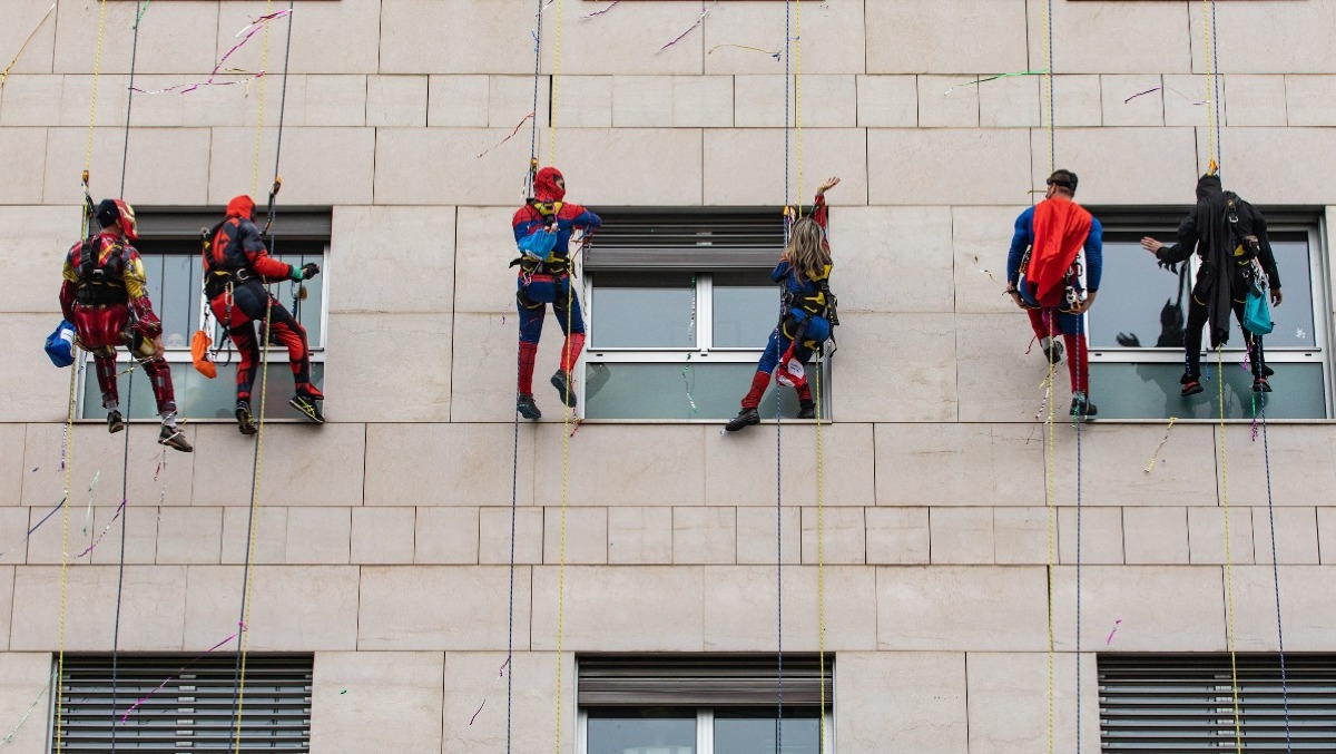 Caltagirone: i SuperEroiAcrobatici all'Ospedale "Gravina" - www.supereroiacrobatici.com