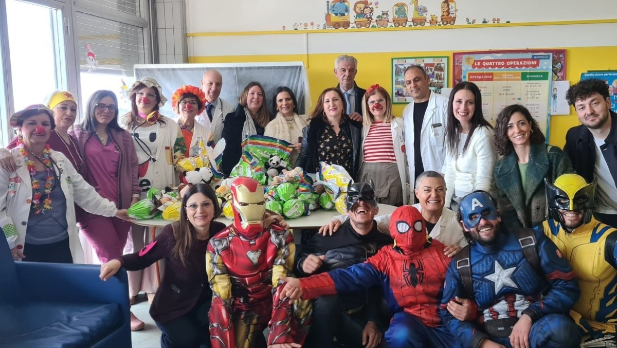 Supereroi al "Gravina": acrobazie e sorrisi in Pediatria - 