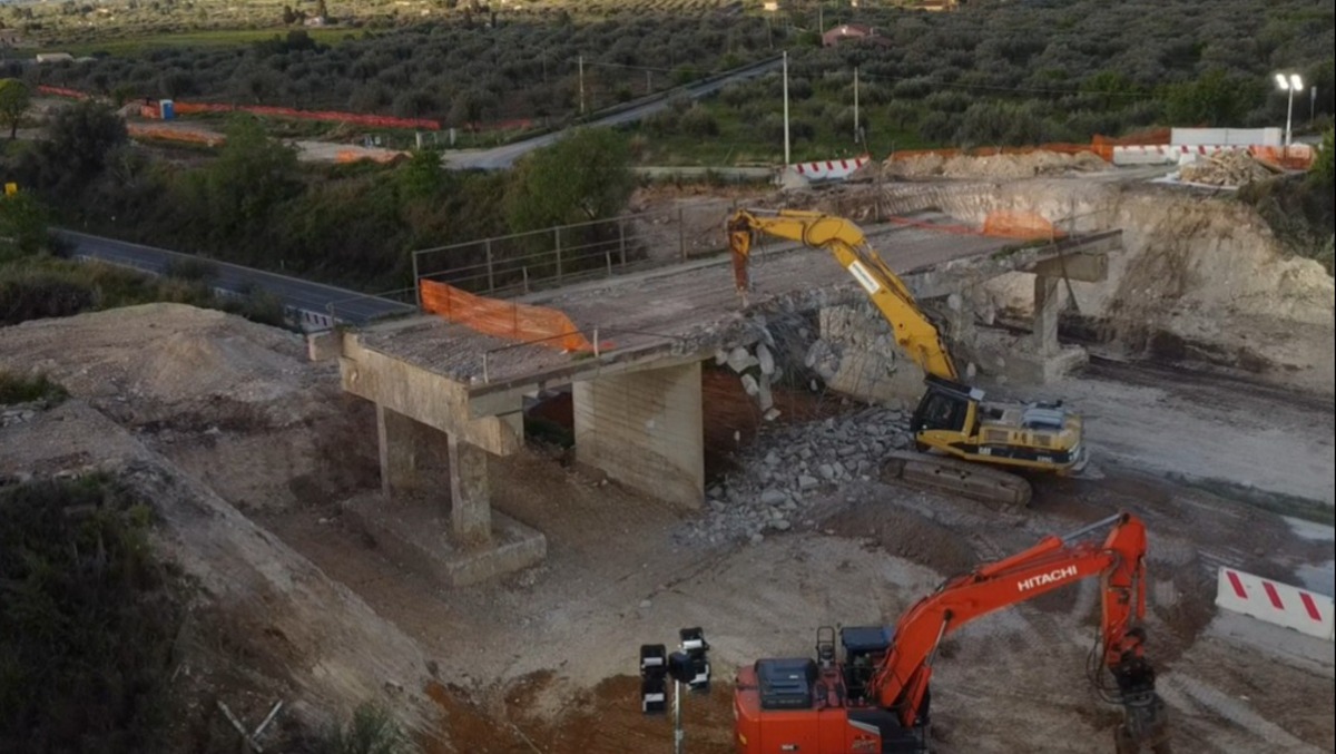 Ragusa-Catania: demolito il cavalcavia a Chiaramonte Gulfi - 