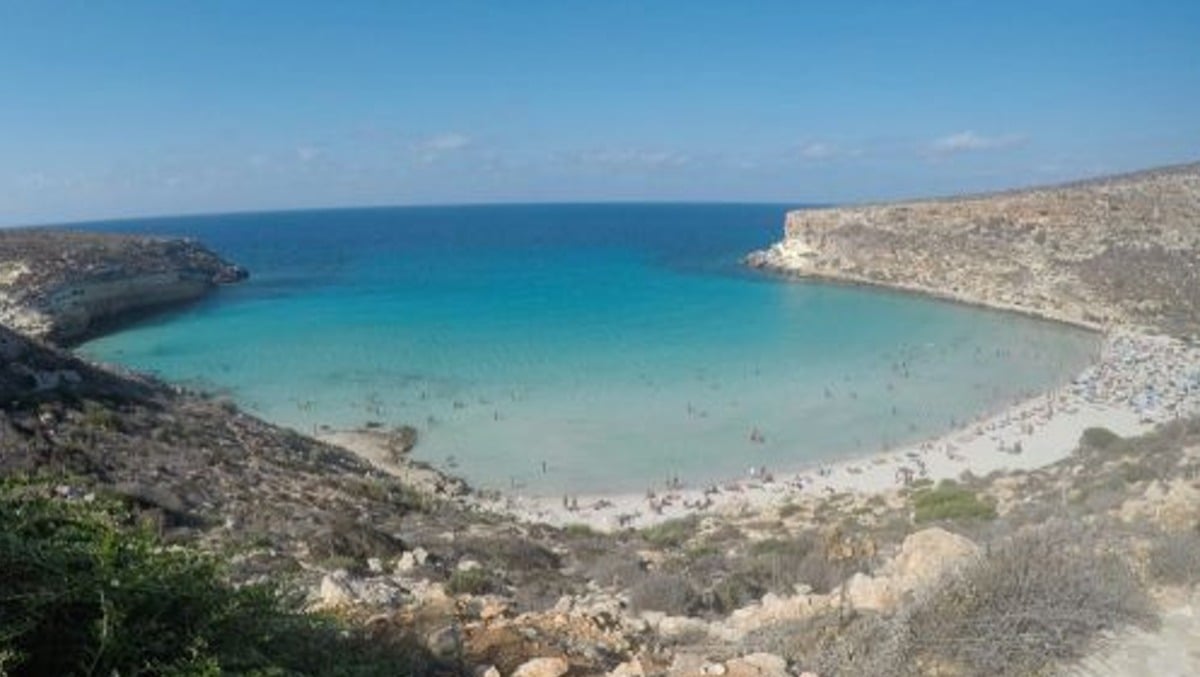 Lampedusa: la Spiaggia dei Conigli diventa un francobollo - 