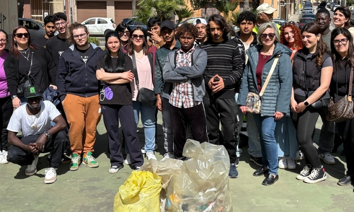 Caltagirone, giovani e minori stranieri puliscono i parchi - 