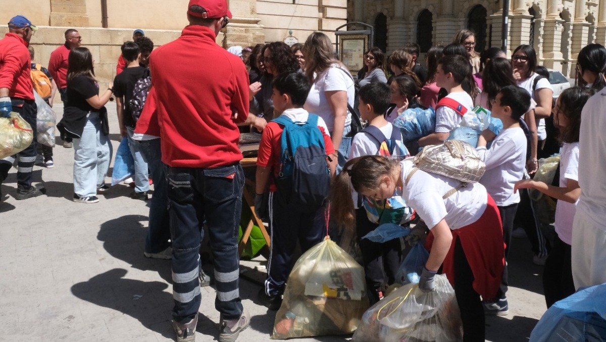 Plogging a Caltagirone: 700 studenti puliscono la città - 